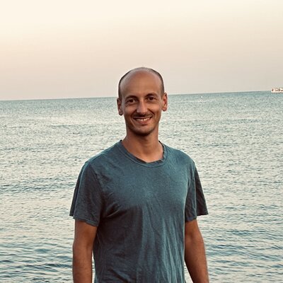 Robin Dauzon devant l'océan.